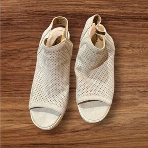 Vionic Cream Mules with Breathable Knit Design